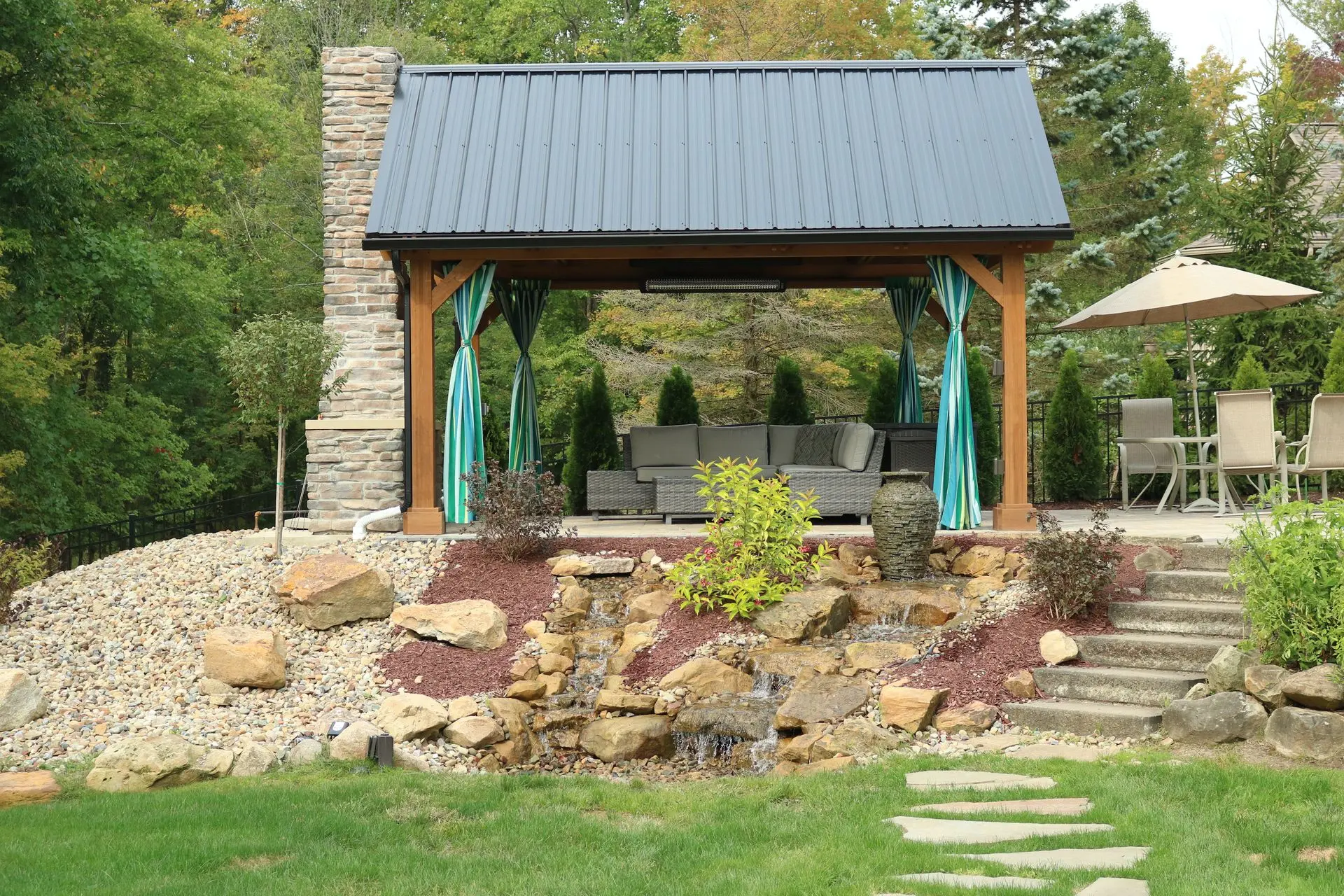 Breckenridge%2C%20Cedartone%20stain%2C%20Black%20metal